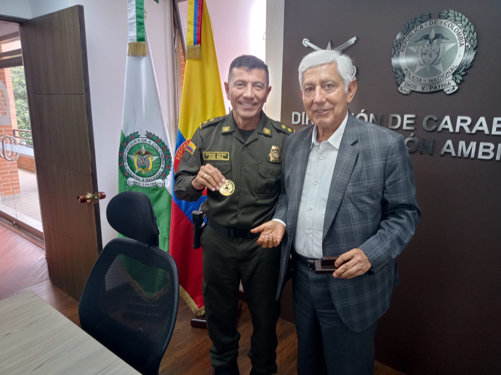 Visita y entrega de la moneda GOCAR al BG. José James Roa Castañeda